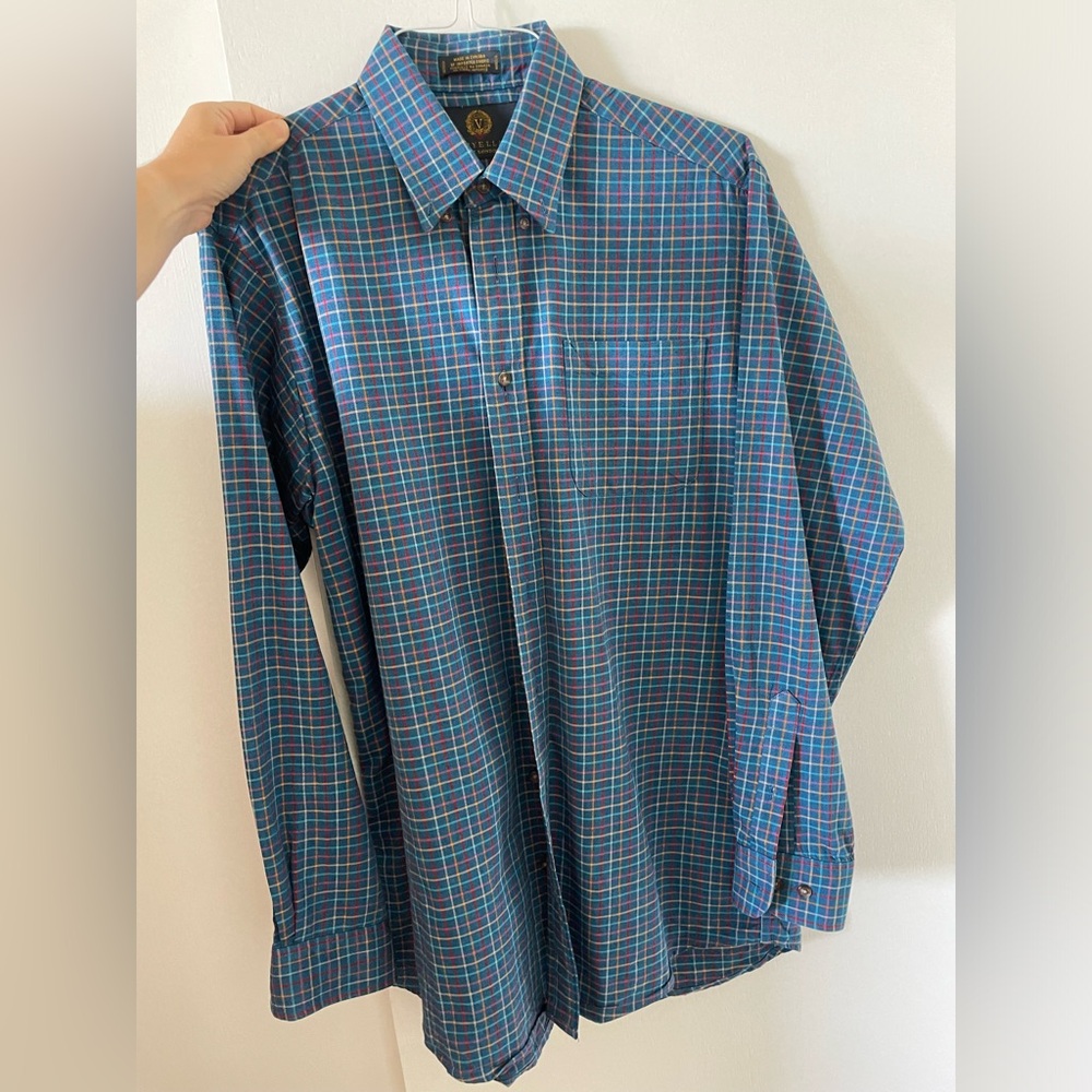 Men's Plaid Button-up Shirt (Medium)